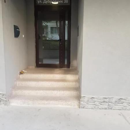 아파트 Wild Walnut 바르나